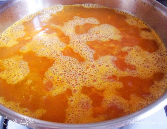 Влить 1 литр кипятка. Довести до кипения. Варить на очень медленном огне примерно 25 — 30 минут до готовности чечевицы. За 5 минут до готовности посолить, поперчить. Кто любит поострее, можно добавить красного острого перца.