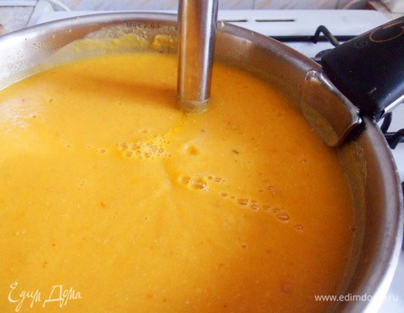 Тщательно измельчить суп блендером. В зависимости от того, какую густоту супа вы хотите получить, можно добавить еще кипятка. Немного прогрейте на огне.