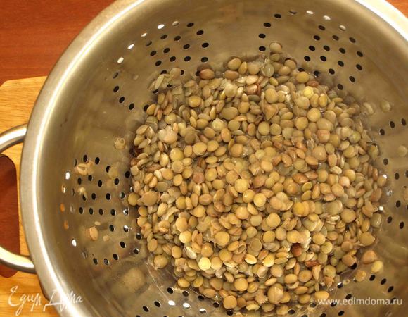 Отварить до готовности, как указано на пачке производителя. Откинуть на дуршлаг. 
