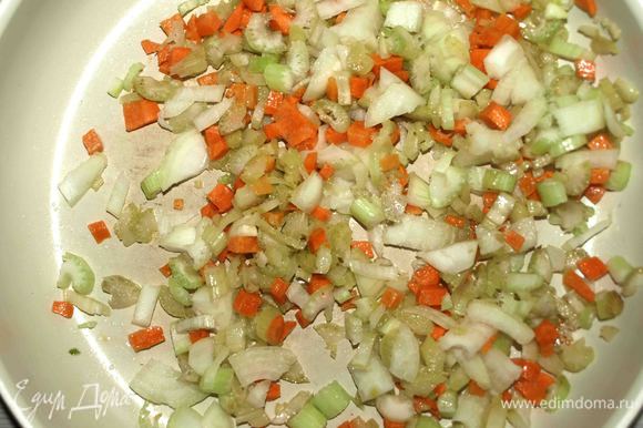 Сельдерей, морковь, лук мелко порубить. Обжарить на сковороде до мягкости лука.