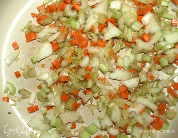 Сельдерей, морковь, лук мелко порубить. Обжарить на сковороде до мягкости лука.