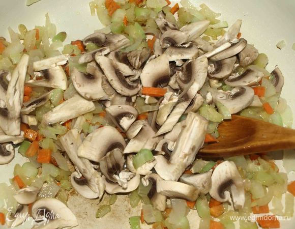  Добавить нашинкованные пластинами шампиньоны.