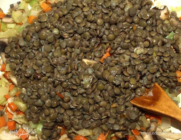 Добавить зеленую чечевицу (в ингредиентах указано количество вареной чечевицы).