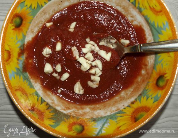 В томатную пасту добавить сахар, соль, лимонную кислоту, чеснок, сванскую соль, перец, аджику, 4 ст. ложки воды. Перемешать.
