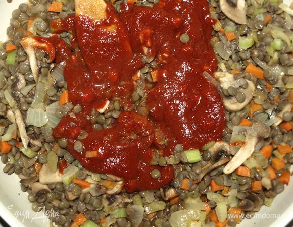 Добавить соус к чечевице.