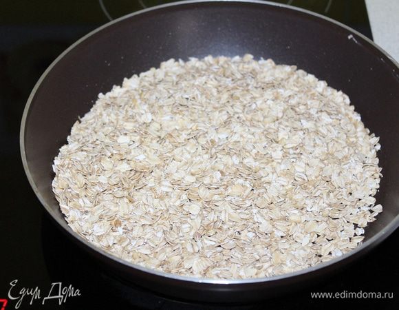 На сухой сковороде слегка обжарить овсяные хлопья ТМ «Националь». 