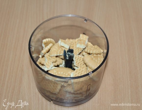 Печенье измельчить в крошку, добавить к хлопьям, перемешать.