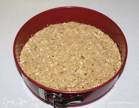 Выложить смесь в форму( 24 см), утрамбовать и убрать в холодильник на 1 час.