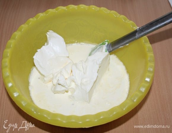 В миске растереть яйца с сахаром. Добавить творожный сыр, сливки, перемешать на низкой скорости.