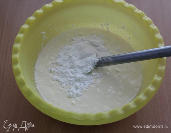 Всыпать кукурузный крахмал и ванильный сахар.