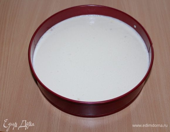 Сырную массу вылить в форму с печеньем. Выпекать в духовке на водяной бане 80 минут при 150°С. Дать постоять в духовке до полного остывания и на холоде не менее двух часов. 