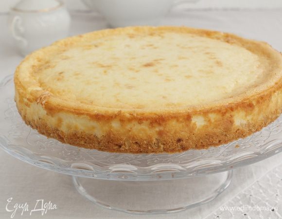 Осторожно вынуть чизкейк из формы.