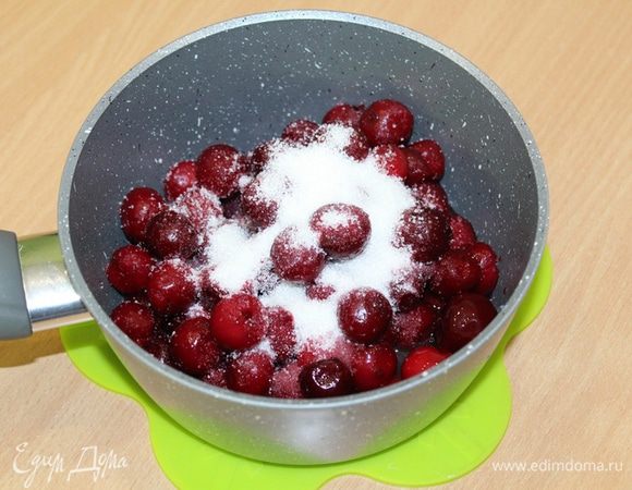 Вишню засыпать сахаром, добавить вино, затем довести смесь до кипения и кипятить около 5 минут.