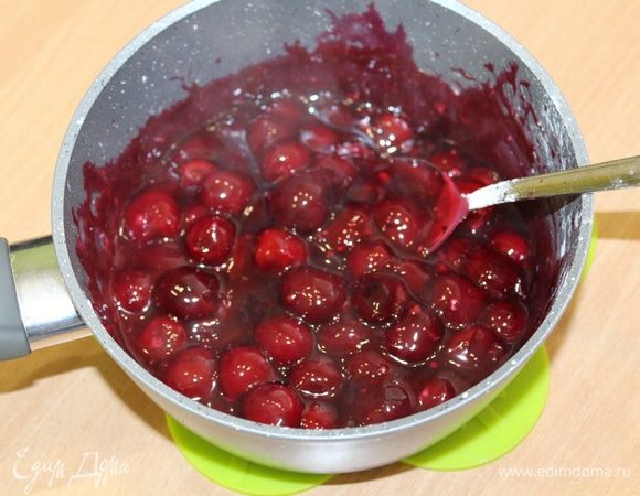 Крахмал развести небольшим количеством воды и тщательно размешать. Добавить к вишне, хорошо перемешать и проварить 3 минуты до загустения. Снять с огня, остудить до комнатной температуры.