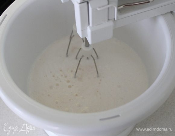 Яйца взбить с сахаром, добавить кефир, взбить, затем добавить растительное масло и еще раз взбить.