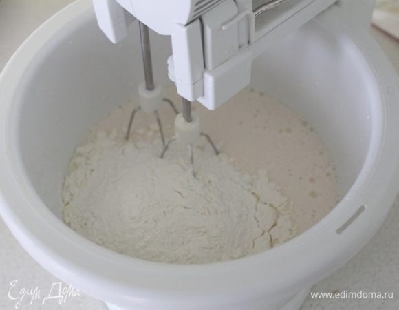 Добавить муку с разрыхлителем, быстро перемешать.
