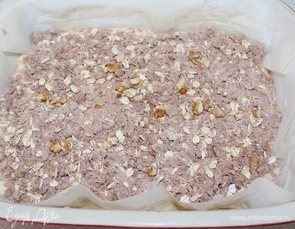 Переложить тесто в форму, сверху выложить посыпку.