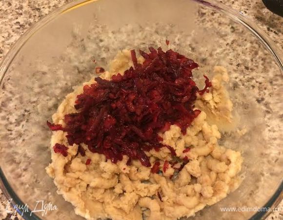 Фасоль размять, добавить сок лимона и перемешать. Добавить лук со свеклой.