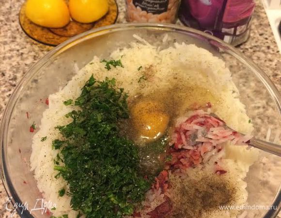 Затем добавить вареный рис, яйцо, зелень, соль, перец и все хорошо перемешать.