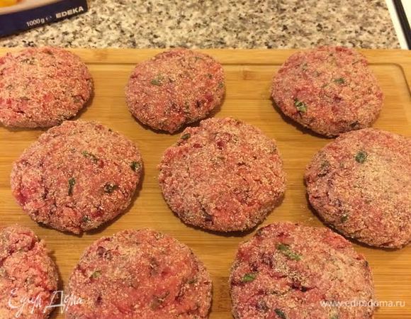 Сформировать котлеты, обвалять в сухарях, накрыть пленкой и отправить в холодильник на 15 минут.