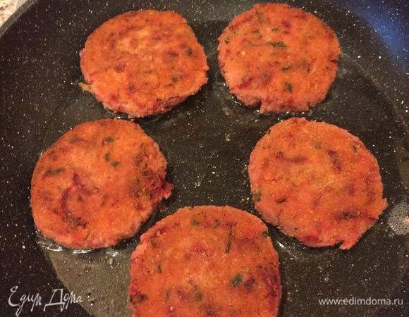 В сковороде с толстым дном разогреть растительное масло и обжарить котлеты.