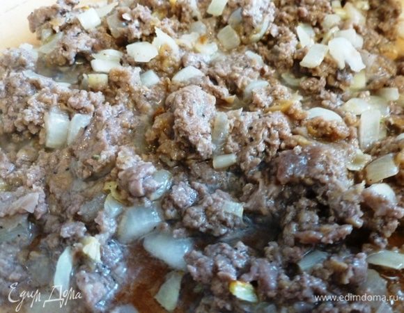 Приготовим начинку. Сначала обжарим фарш из телятины с луком. Солим и перчим по вкусу.