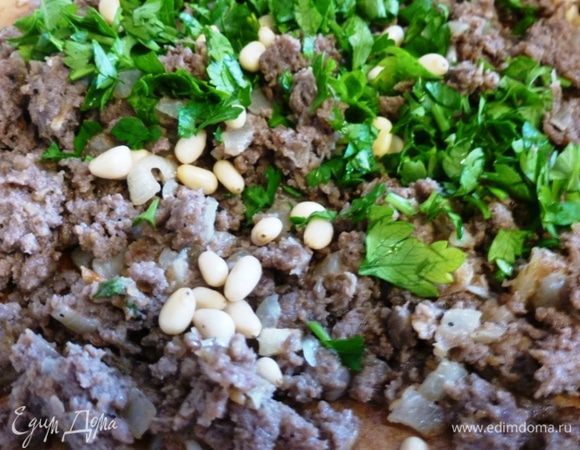 В конце добавим нарубленную петрушку и кедровые орешки.