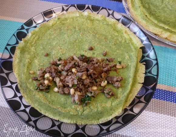 На одну половину блинчика кладем начинку, свернем треугольником и прогреем на сковороде.  Сам блинчик тоже можно смазать песто, я потом так и делала.