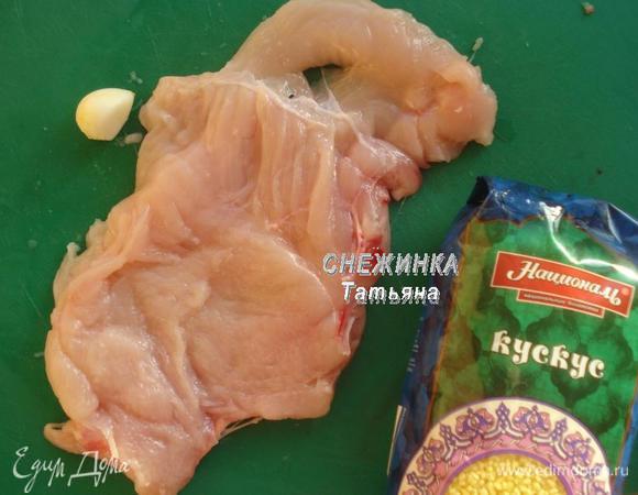 Вначале замаринуем куриную грудку. Для этого грудку нужно распластать, раскрыть как книжку, делая надрезы в толстых местах. Теперь отбиваем грудку несильно с двух сторон. 