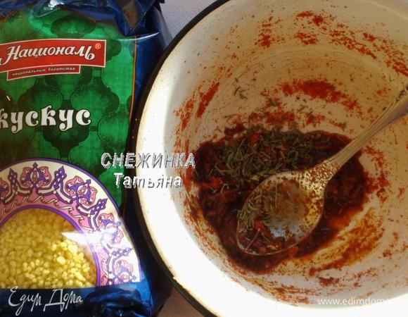 Для маринада соединяем молотую паприку, соль, соевый соус, свежемолотый перец черный, сухой тимьян, пропущенный через пресс чеснок.