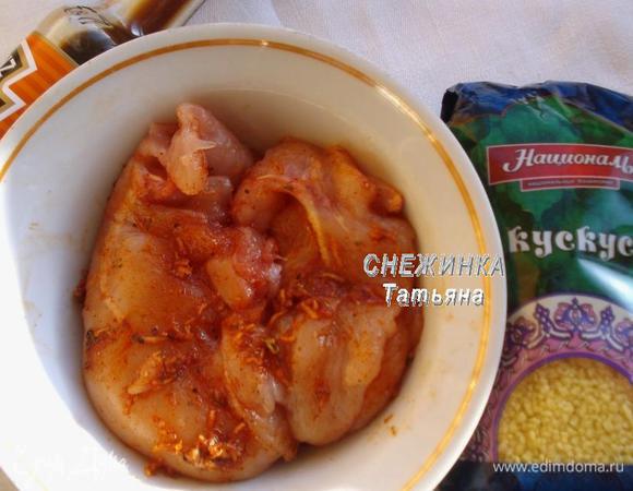 Обмазываем куриную грудку с двух сторон маринадом, закрываем пищевой пленкой, оставляем.