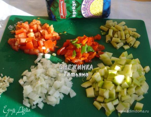 Подготавливаем овощи для начинки. Нарезаем приблизительно одинакового размера лук, свежий перец, цукини, стручковую фасоль (у меня белая), помидор. Чеснок нарезаем очень мелко.