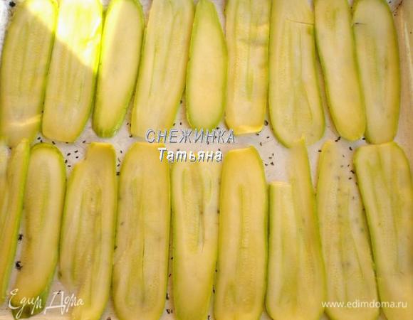 Когда цукини пустили сок, кладем их на противень, смазанный оливковым маслом. 