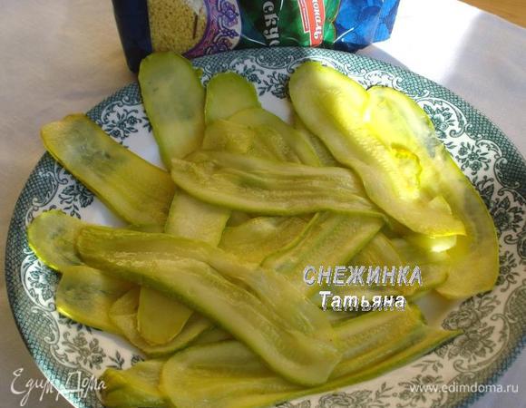 Запекаем в разогретой до 190°С духовке до мягкости. Важно не зажарить и не пересушить! Цукини должны хорошо гнуться, но сохранять форму.