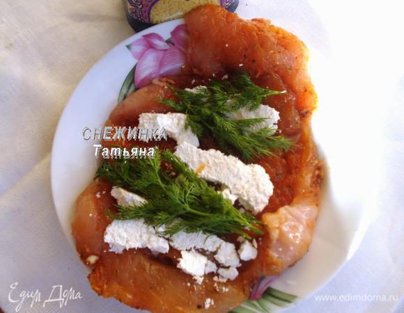 Продолжим готовить куриный рулет, так как он запекается. На кусок куриной грудки раскладываем, чередуя, свежие веточки укропа и сыр.