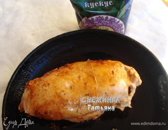 Свернуть плотный рулет. Для надежности можно заколоть кончики зубочисткой. Положить на разогретую с растительным маслом сковороду вначале швом вниз. Обжарить на сильном огне со всех сторон. Переложить рулет в форму для запекания и поставить доходить в разогретую до 180°С духовку на 20 — 25 минут.