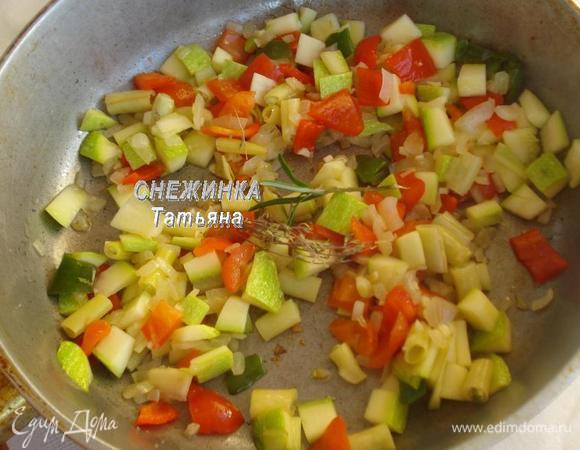Подготовим овощную начинку: вначале разогреваем растительное масло на сковороде, кладем лук. Томим пару минут до прозрачности. Затем кладем чеснок, фасоль, перец, цукини. Солим по вкусу, перчим. Кладем розмарин и веточки тимьяна. Томим, помешивая. Овощи не должны стушиться в кашу.