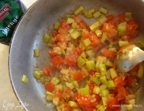 Вынимаем ветку от тимьяна и розмарина, сняв листочки. Кладем помидор. Держим на огне пару минут и снимаем с огня.