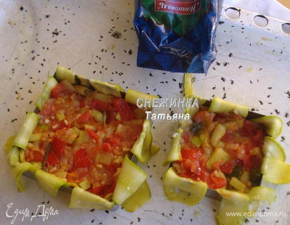 Теперь кладем овощную начинку, побольше. Утрамбовываем.