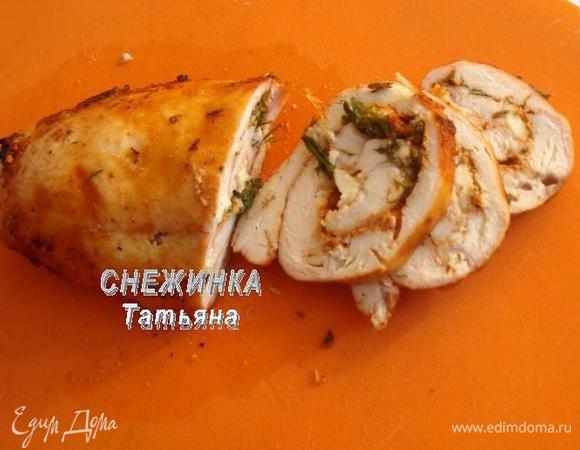 В это время куриный рулет достаем из духовки. Оставляем на пару минут «отдохнуть». Нарезаем.