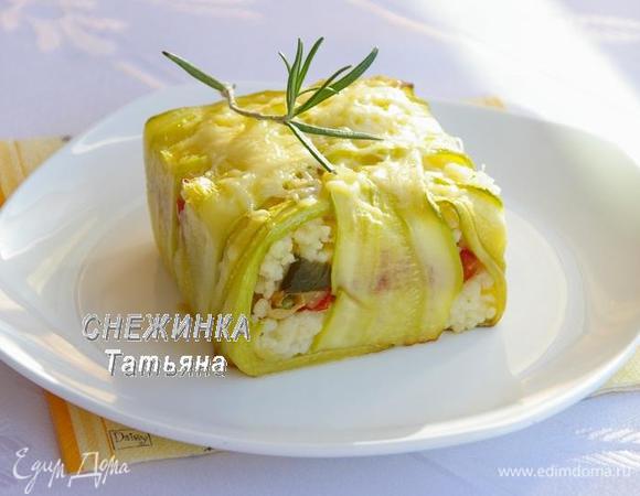 Готовый пирог снимаем с противня, вынимаем форму. Еще горячий раскладываем на тарелки.