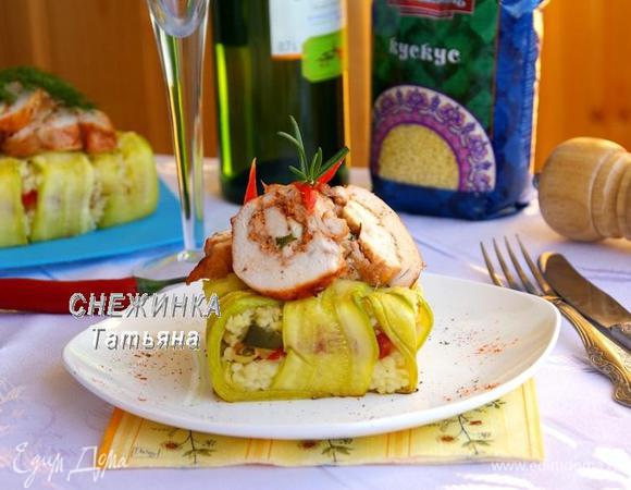 Сверху кладем по несколько кусочков куриного рулета. Украшаем свежим перцем, розмарином, тарелку присыпаем молотой паприкой и свежемолотым черным перцем.