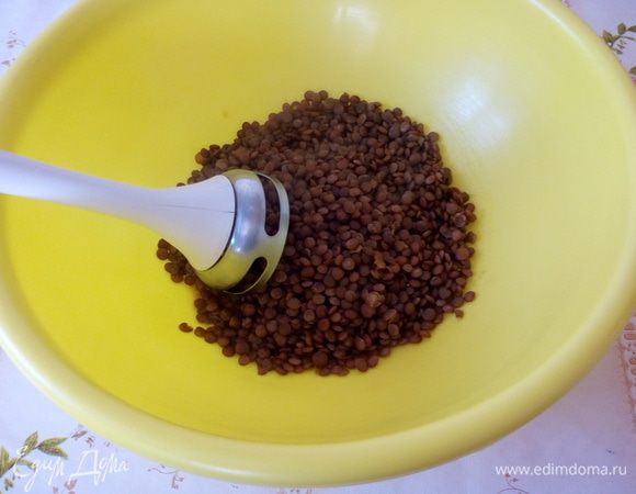 Отваренную чечевицу остужаем. Выкладываем в чашку.