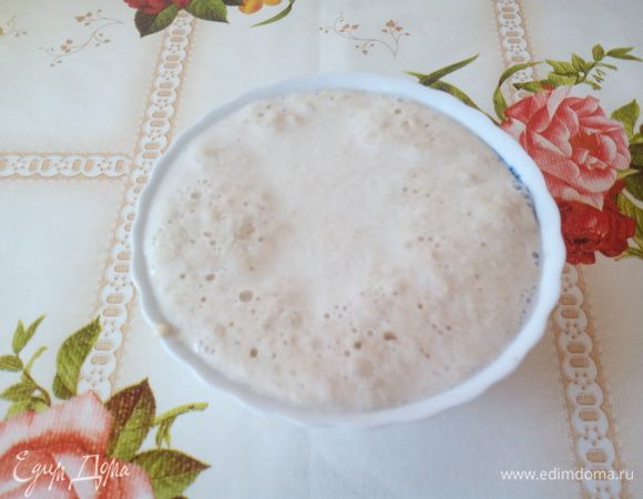 В чашку выкладываем дрожжи и сахар. Добавляем теплую воду — 200 мл. Оставляем до появления «шапочки».