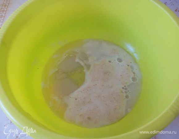 В глубокую чашку наливаем растительное масло (3 ст. л.). Солим. Добавляем дрожжевую смесь.