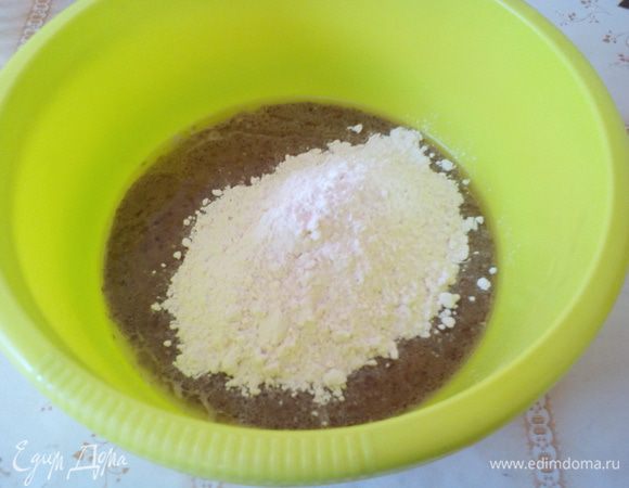 Добавляем просеянную муку.