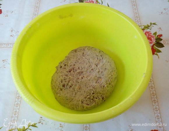 Замешиваем тесто. Накрываем чашку и оставляем в теплом месте на 1 час.