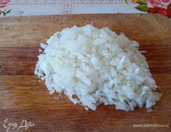 Нарезаем лук.