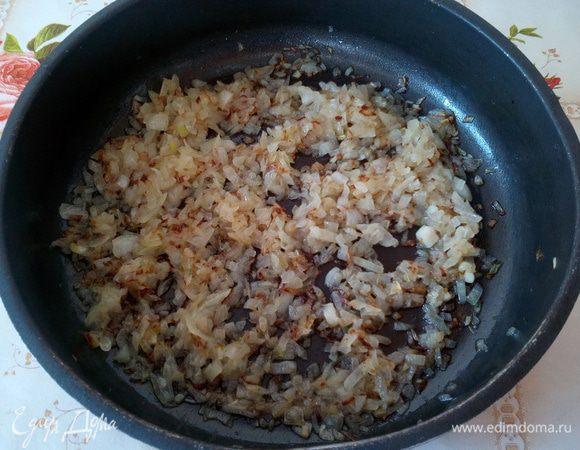 Обжариваем лук на растительном масле (3 ст. л.). Остужаем.
