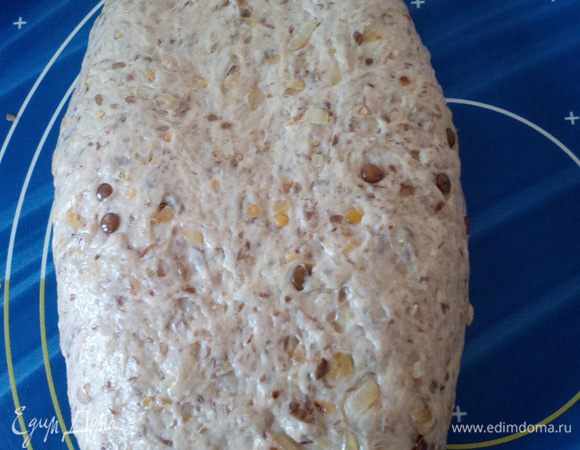 Соединяем края пласта и вымешиваем тесто еще раз. 